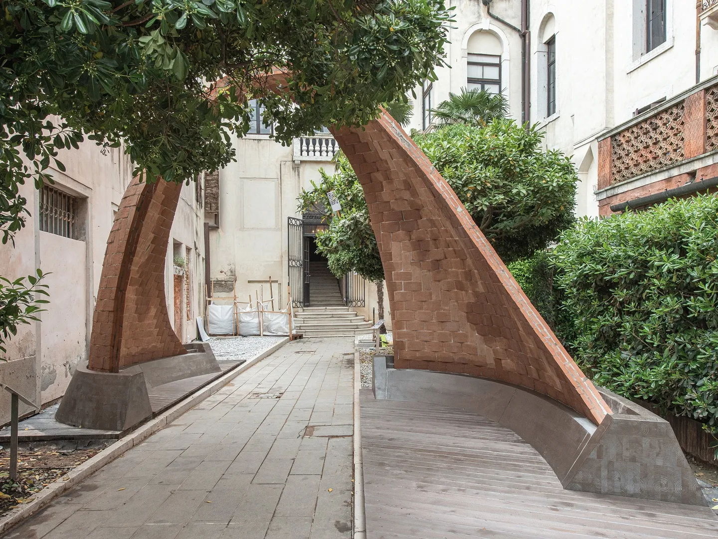 ANGELUS NOVUS — la volta scavalca il camminamento del cortile