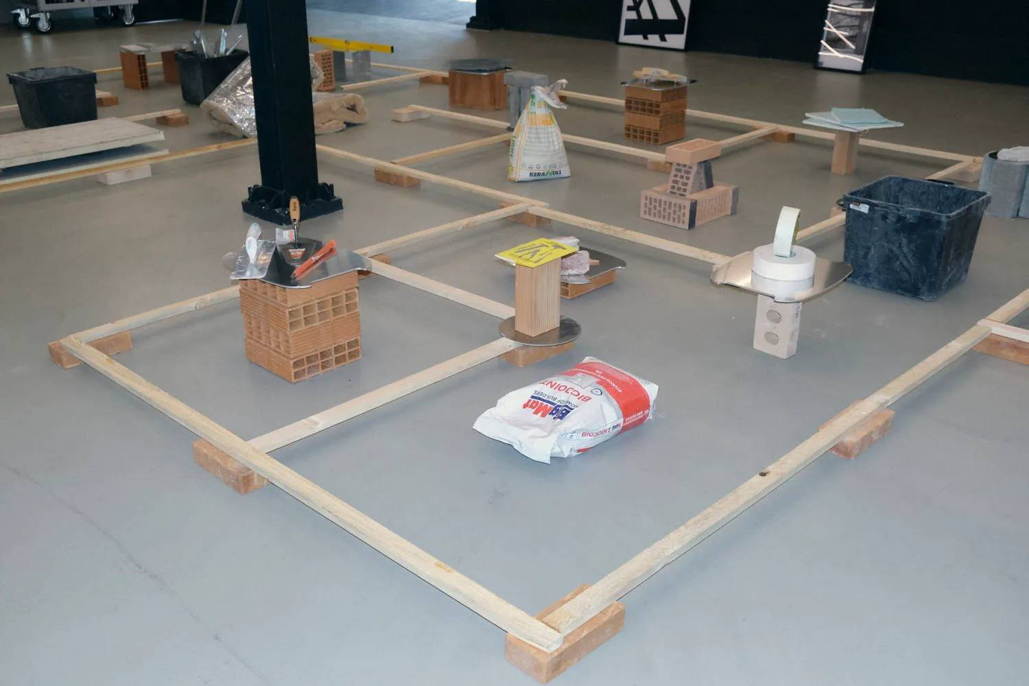CANTIERE CULTURALE — l'installazione a pavimento con materiali e attrezzi