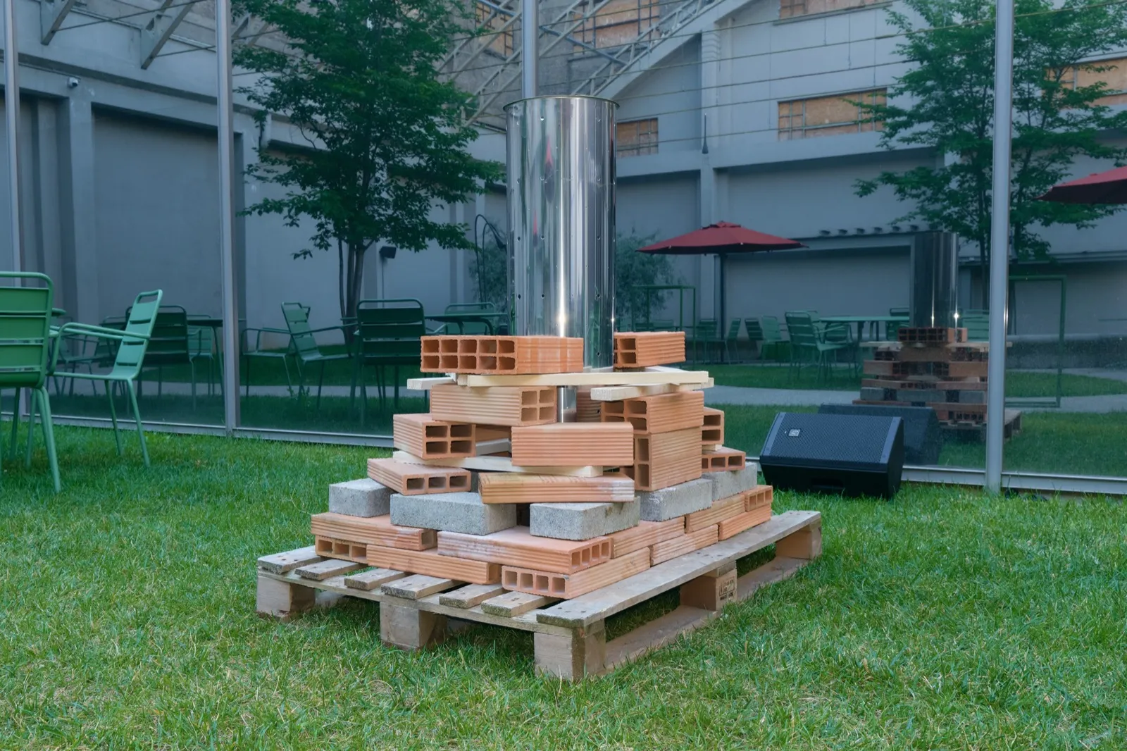 CANTIERE CULTURALE — l'installazione di mattoni nel cortile di Gres Art 671