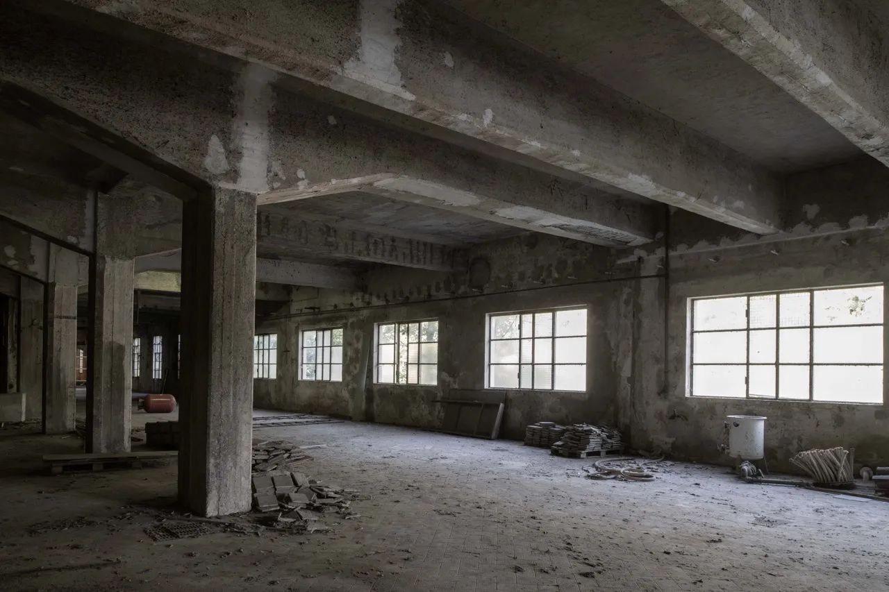 Interno di un cantiere industriale dismesso