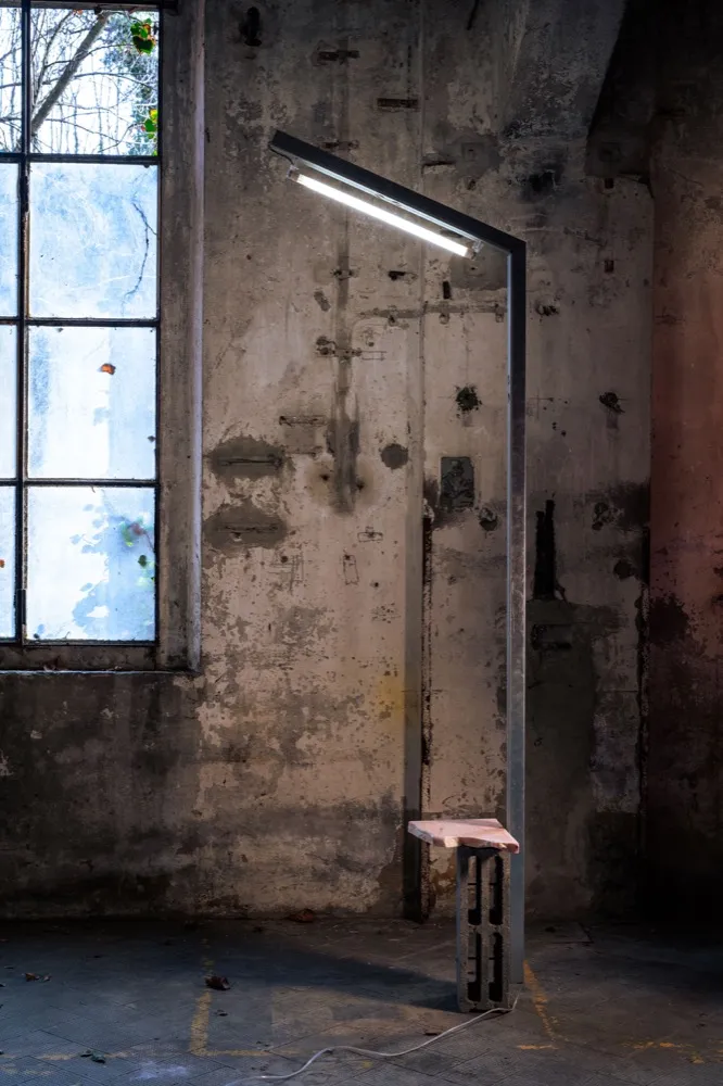 RERERE WORKSHOP — lampada ad arco e tavolino in marmo e blocco cassero
