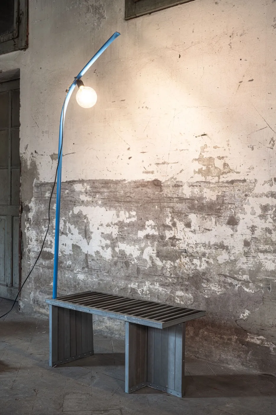 RERERE WORKSHOP — lampada in tubo blu e panca in lamiera