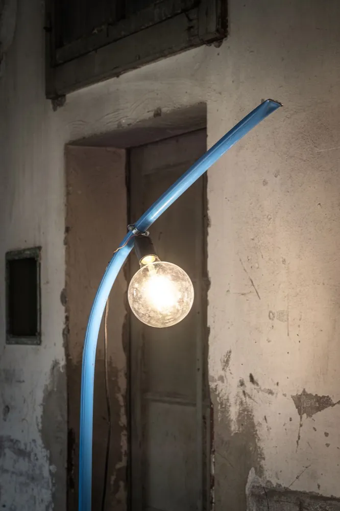 RERERE WORKSHOP — dettaglio della lampada in tubo blu