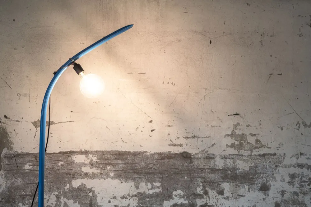 RERERE WORKSHOP — lampada in tubo blu accesa