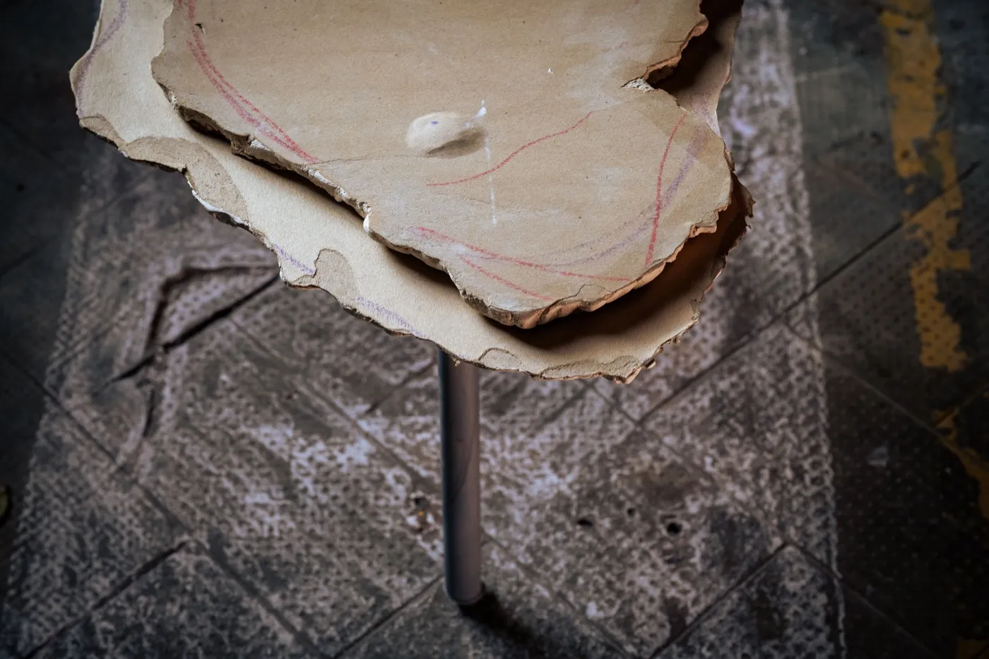 RERERE WORKSHOP — dettaglio dello sgabello in cartone