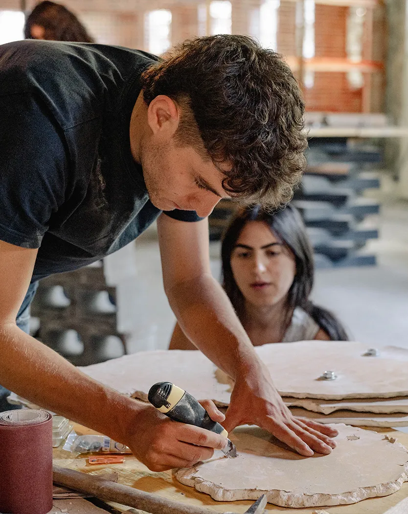 RERERE WORKSHOP — un partecipante lavora un prototipo in cartongesso