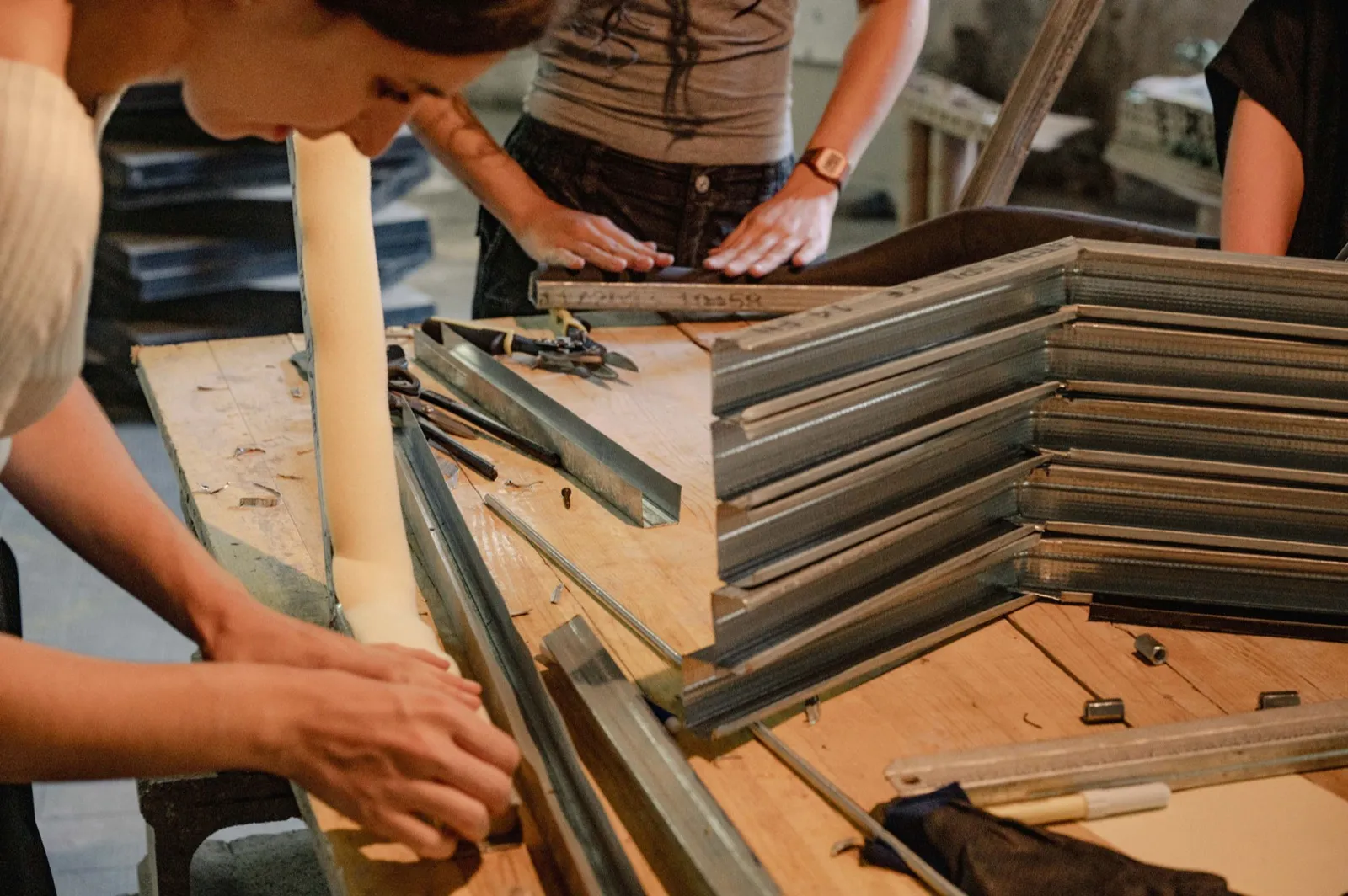 RERERE WORKSHOP — assemblaggio di profili metallici di scarto