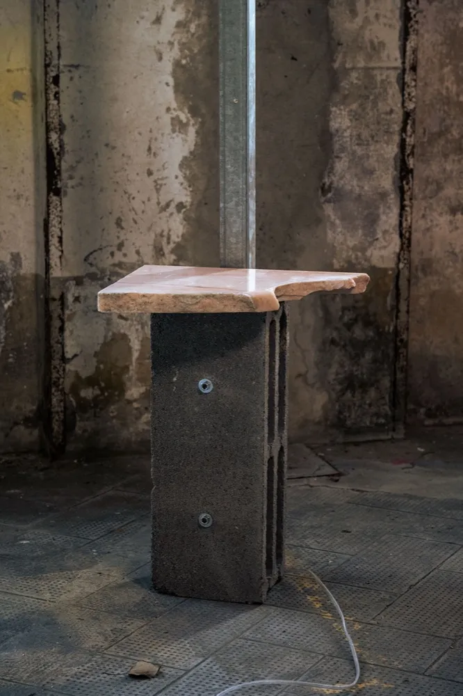 RERERE WORKSHOP — tavolino in marmo di scarto su blocco cassero